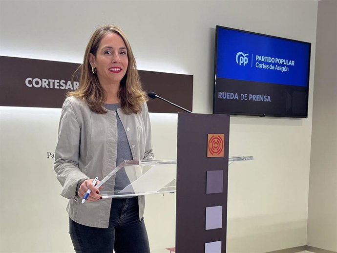La portavoz adjunta del PP en las Cortes de Aragón, María Navarro, en rueda de prensa.
