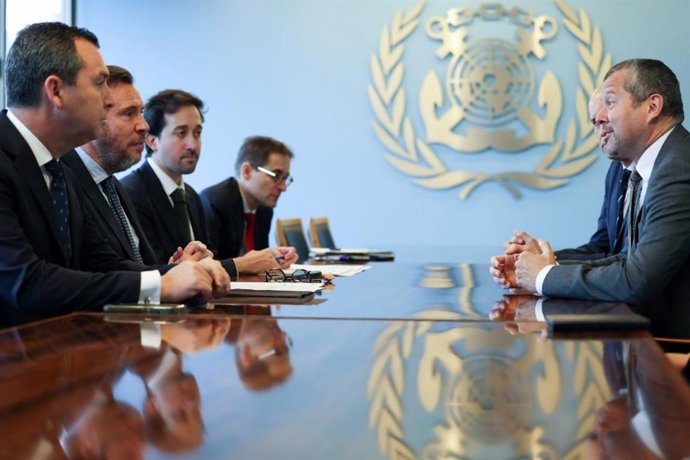 El ministro de Transportes y Movilidad Sostenible, Óscar Puente, en una reunión con el secretario general de la OMI, Arsenio Domínguez, en Londres