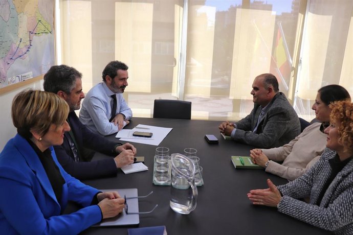 El secretario general del PP de Málaga, José Ramón Carmona, y otros miembros de la formación se reúnen con CSIF Málaga.