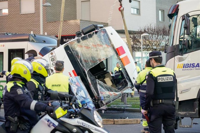 Operarios izan el microbús que ha chocado contra un tranvía en Vitoria