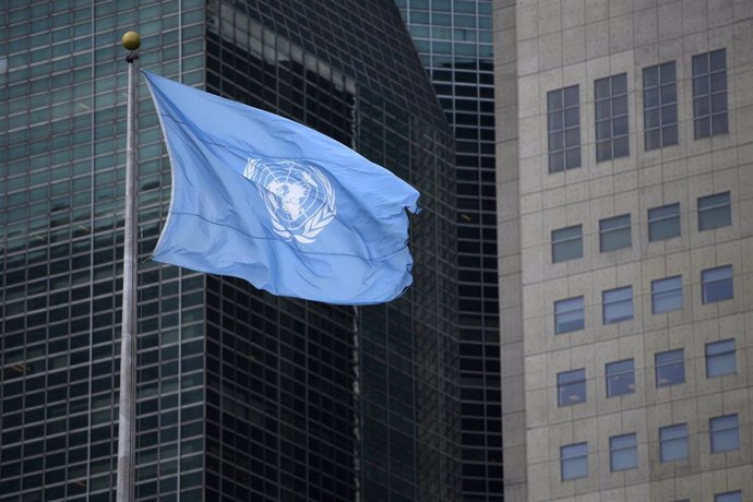 Archivo - Bandera de Naciones Unidas en la sede de la ONU en Nueva York (archivo)