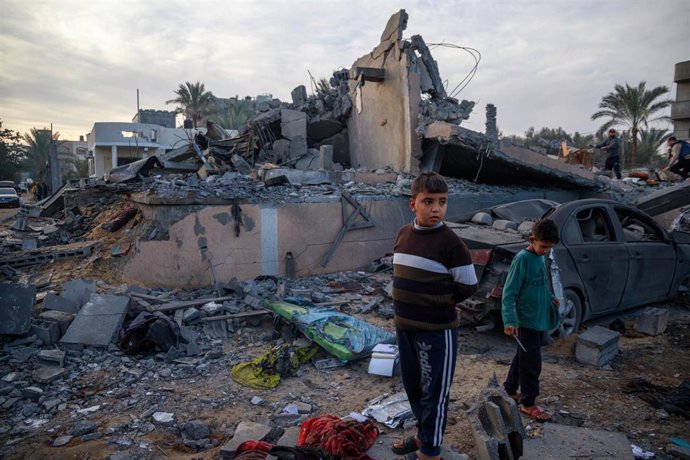 NIños palestinos frente a una vivienda bombardeada por el Ejército de Israel en la ciudad de Deir al Balá, en la Franja de Gaza (archivo)