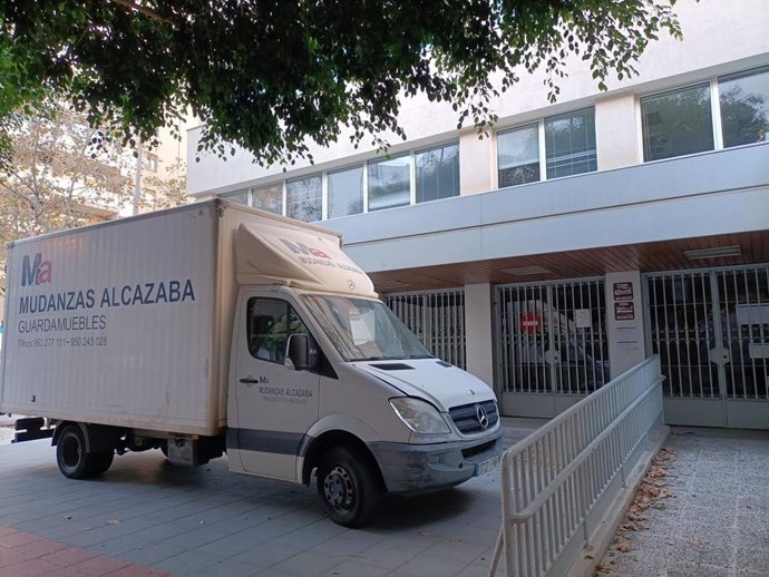 Un camión de mudanzas frente a la sede administrativa de la Junta en la calle Hermanos Machado.