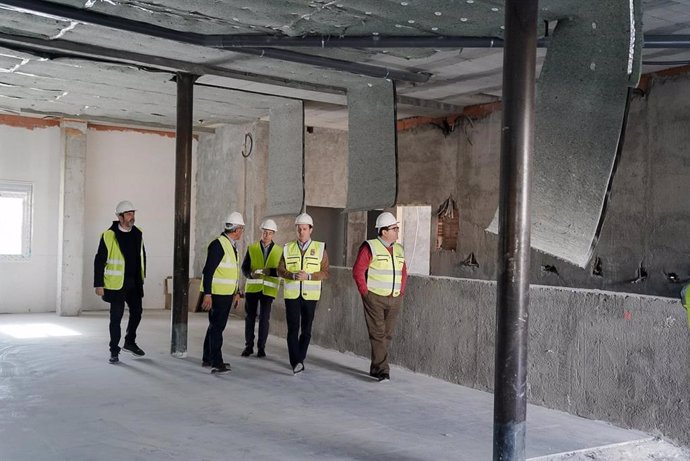 El presidente de la Diputación de Almería, Javier Aureliano García, visita las obras de rehabilitación de un edificio en desuso en Cóbdar (Almería).