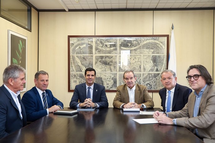 Representantes de SEGIB, CEIB e instituciones de Tenerife durante la reunión para coordinar el VII Foro de la Mipyme