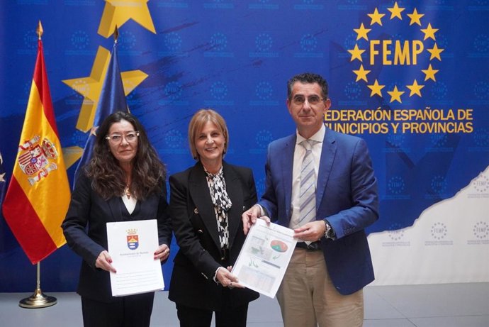 El alcalde de Barbate, Miguel Molina (Andalucía Por Sí), y la primera teniente de alcalde, Ana Moreno, tras una reunión con la presidenta de la Federación Española de Municipios y Provincias (FEMP), María José García-Pelayo.