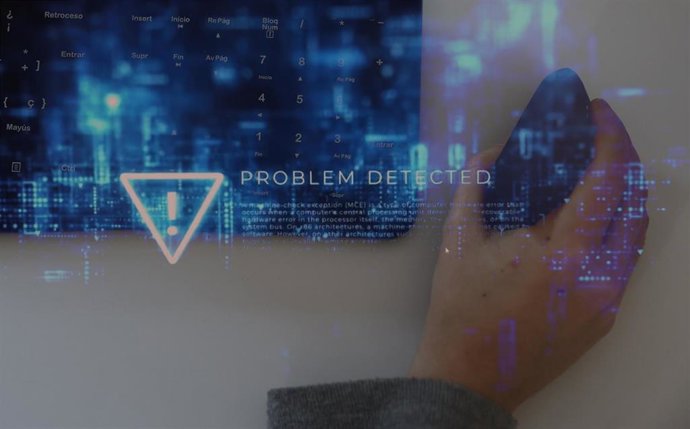 Archivo - Una persona usa un ratón inalámbrico de un ordenador, a 26 de diciembre de 2023, en Madrid (España).