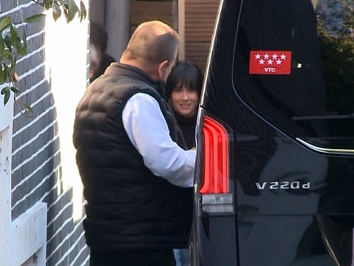 AITANA OCAÑA SALIENDO DE UN RESTAURANTE