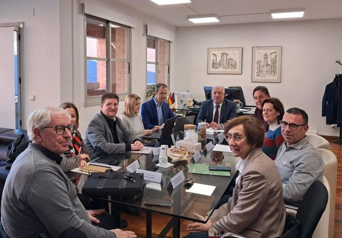 El secretario autonómico de Educación, Daniel McEvoy, se ha reunido este miércoles con representantes de la Federación de Educación y Gestión, Feceval, UCEV --Unió de Cooperatives d'Ensenyament Valencianes-- y Fundación Colegios Diocesanos