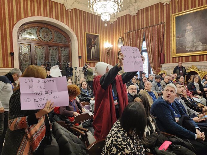 Protesta en el salón de plenos del Ayuntamiento de Sevilla durante la sesión extraordinaria destinada a la aprobación de los presupuestos para 2025.