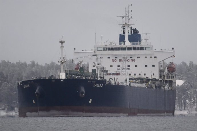 13 January 2025, Finland, Porvoo: The oil tanker "Eagle S" anchors near the Kilpilahti port on the Gulf of Finland. The ship "Eagle S", registered in the Cook Islands, is suspected of disrupting the Estlink 2 power connection between Finland and Estonia, 