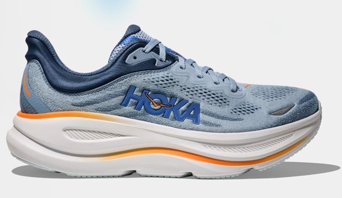 Hoka presenta lanza la nueva versión de la zapatilla Bondi, con más amortiguación.