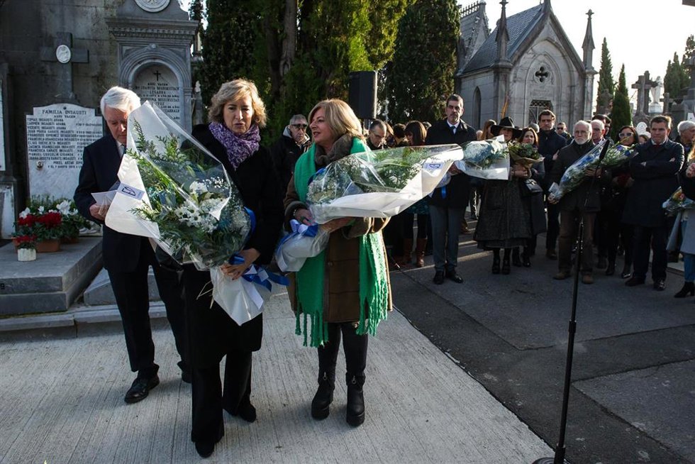 Archivo - La viuda de Gregorio Ordóñez y presidenta de la 'Fundación Gregorio Ordóñez Fenollar', Ana Iribar, y la presidenta de COVITE (Colectivo de Víctimas del Terrorismo) y hermana de Gregorio Ordóñez, Consuelo Ordóñez, participan en el responso por 