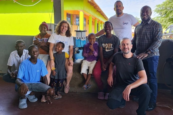 Un equipo científico, liderado por los profesores de la Universidad Rey Juan Carlos (URJC), Miguel Martín Sómer y Javier Marugán, han viajado al orfanato de AMANI Children's Home (Mto wa Mbu, Tanzania) para instalar un sistema de tratamiento de aguas.