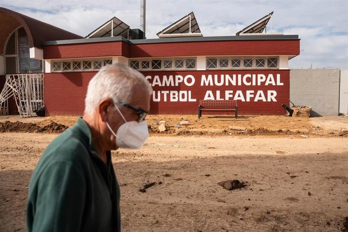 Archivo - Gaspar, un vecino del barrio y socio del club, en las inmediaciones del campo de fútbol de Alfafar tras el paso de la dana, 8 de noviembre de 2024, en Alfafar, Valencia (archivo)
