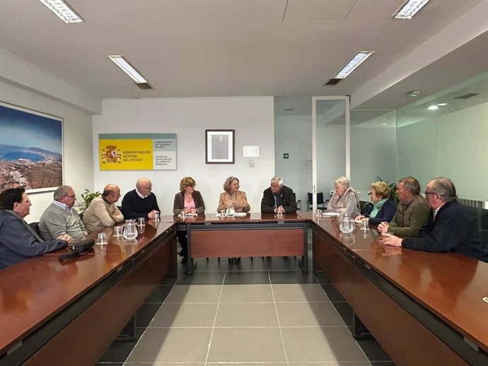 La subdelegada del Gobierno en la provincia de Cádiz, Blanca Flores, en una reunión con representantes de las principales entidades que conforman el movimiento antidrogas en el Campo de Gibraltar.