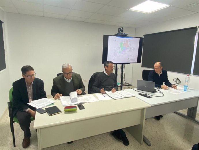 El delegado de Agricultura, Pesca, Agua y Desarrollo Rural, Fernando Fernández Tapia-Ruano, se ha reunido los ayuntamientos y organizaciones profesionales del Guadalhorce y Antequera para informarles de las actuaciones de emergencia.