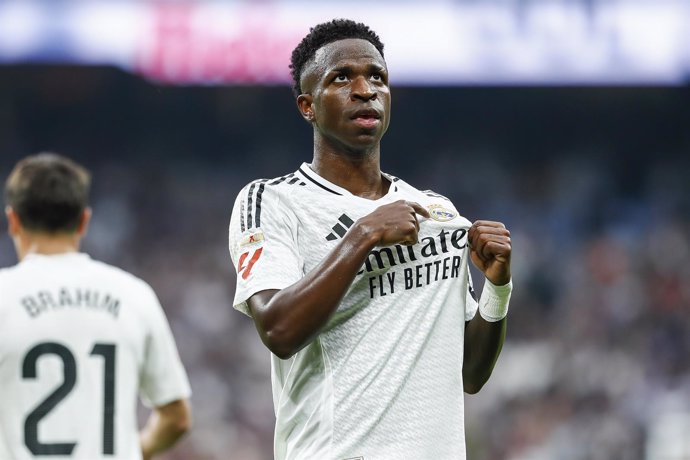 Archivo - El delantero del Real Madrid Vinícius Júnior celebra un gol en el Santiago Bernabéu.