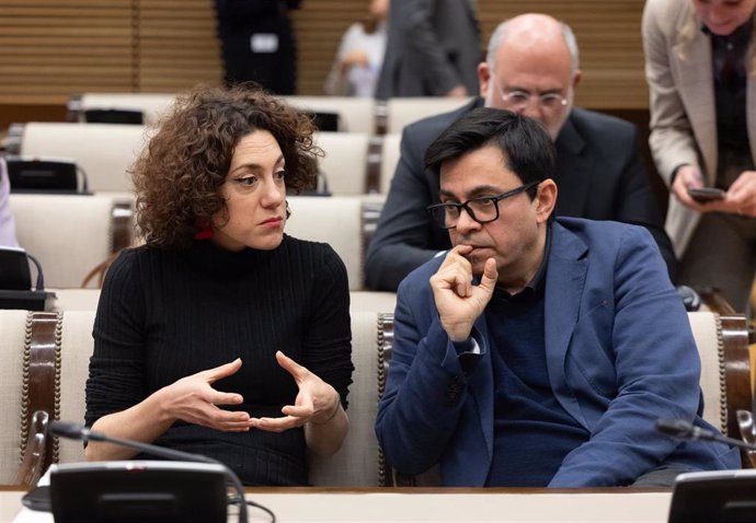 Archivo - La portavoz adjunta primera de Sumar y portavoz de En Comú Podem, Aina Vidal, y el secretario primero de la Mesa del Congreso, Gerardo Pisarello, en el Congreso de los Diputados, a 28 de febrero de 2024, en Madrid (España). 