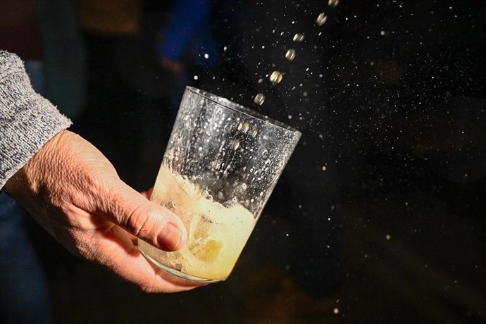 Una persona escancia sidra durante el acto de oficialización de la temporada de sidras, en la sidrería Alorrenea, a 15 de enero de 2025, en Astigarraga, Gipuzkoa, País Vasco (España). Al grito de ‘Gure Sagardo Berria’ (Nuestra nueva sidra), ha comenzado l