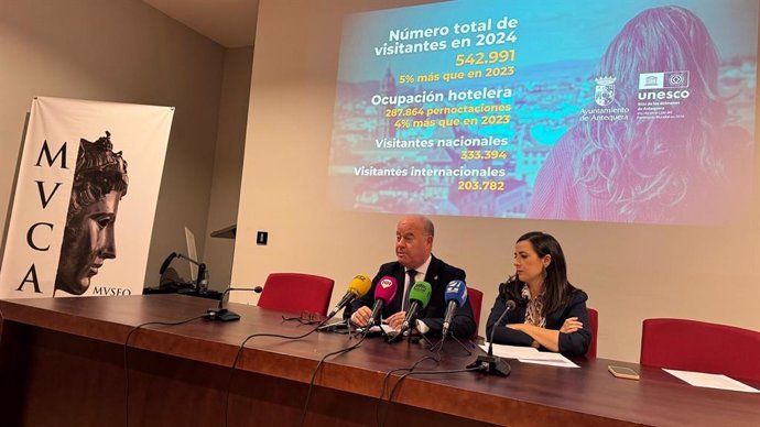 El alcalde de Antequera, Manuel Barón, y la teniente de alcalde, Ana Cebrián, hacen balance del año turístico en la ciudad y presentan la promoción que realizarán en Fitur.