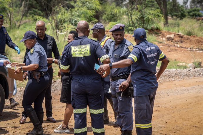 STILFONTEIN (SOUTH AFRICA), Jan. 14, 2025  -- Police officers and forensic pathology service members work during a rescue operation at an abandoned gold mine in Stilfontein, North West Province, South Africa, on Jan. 13, 2025. A total of 118 illegal miner