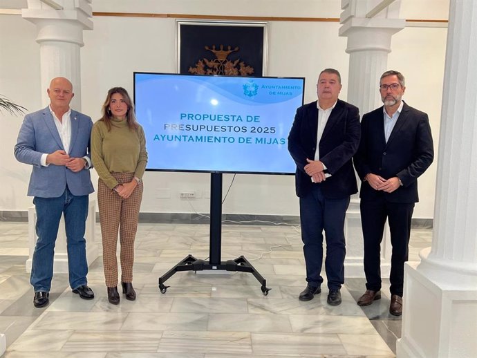 La alcaldesa de Mijas , Ana Mata, junto a los tenientes de alcalde Juan Carlos Cuevas y Juan Carlos Maldonado, así como el concejal de Economía y Hacienda, Mario Bravo, presenta la propuesta de presupuestos para 2025.