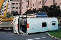 Siete heridos al chocar el tranvía y un microbús en Vitoria