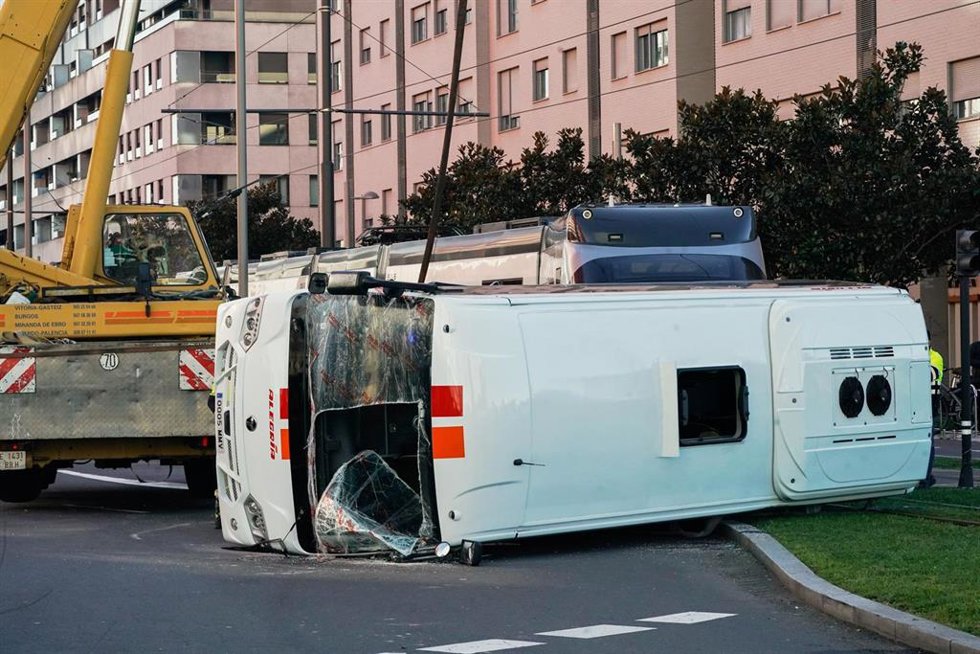 Varias personas han resultado heridas tras colisionar una unidad del tranvía contra un microbús en Vitoria-Gasteiz