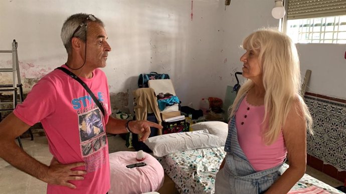 Imagen de Diego y María Filomena en el local que habitan