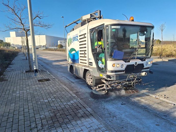 Un operario de limpieza actuando en el polígono La Norieta de Jerez de la Frontera (Cádiz).