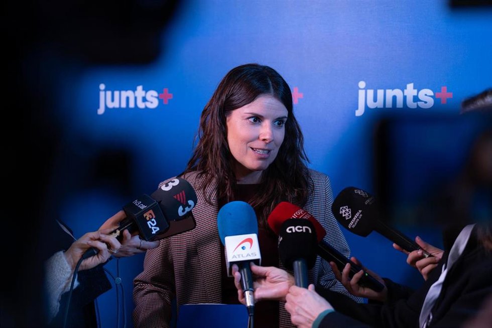 La portavoz del grupo de Junts en el Parlament, Mnica Sales, atiende a los medios de comunicación, durante una jornada de trabajo del grupo de Junts, en el Vilar de la Duquessa, a 8 de enero de 2025, en Cardona, Barcelona, Catalunya (España). 