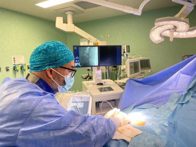 Un profesional sanitario en el Hospital Universitario Poniente de El Ejido (Almería) durante la realización de un procedimiento médico.