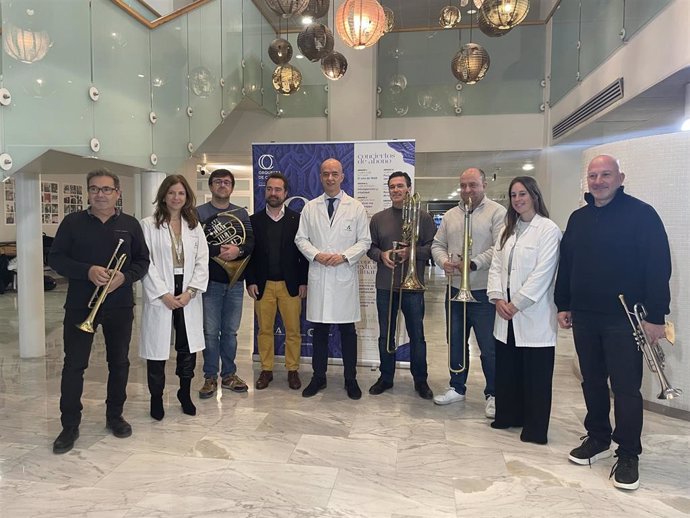 Representantes del Hospital Reina Sofía y de la Orquesta de Córdoba en el ciclo 'Días de música.