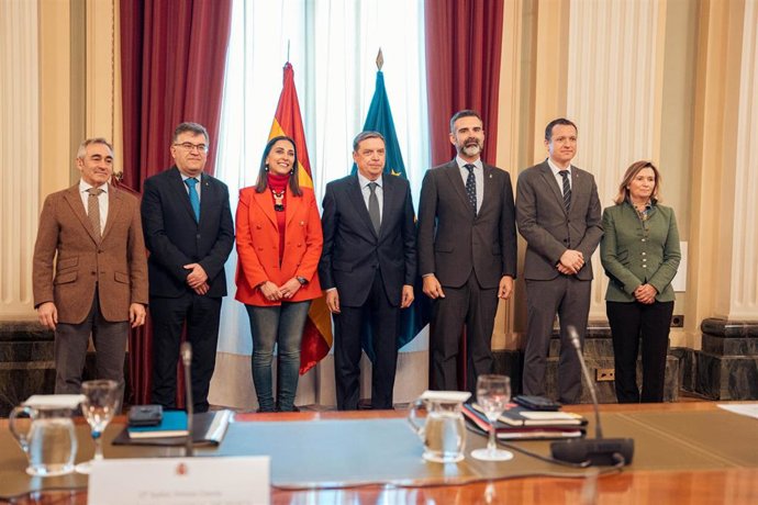 El ministro de Agricultura, Pesca y Alimentación, Luis Planas, se reúne con los consejeros de Pesca de Cataluña, Baleares, Andalucía, Murcia y Comunidad Valenciana para abordar la pesquería en el Mediterráneo