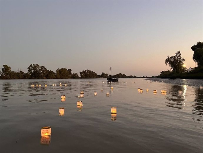 Ceremonia de linternas flotantes sobre el río, basada en la tradición japonesa, que organiza el Ayuntamiento cada 15 de agosto.