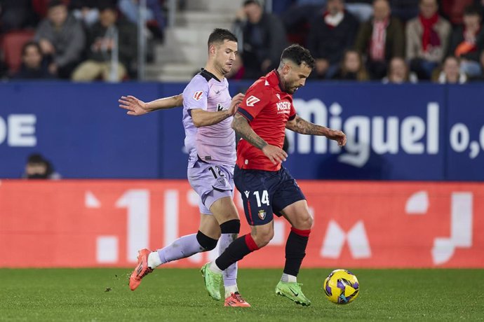 Gorka Guruzeta of Athletic Club competes for the ball with Ruben Garcia of CA Osasuna during the LaLiga EA Sports match between CA Osasuna and Athletic Club at El Sadar on December 21, 2024, in Pamplona, Spain.