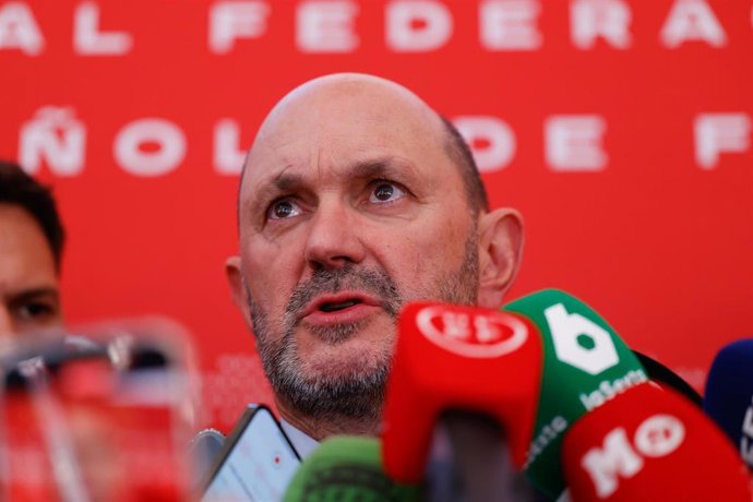 El presidente de la RFEF, Rafael Louzán, atiende a los medios. 