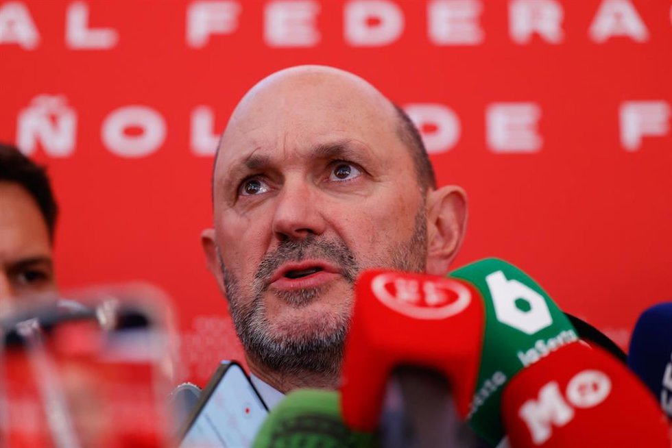 El presidente de la RFEF, Rafael Louzán, atiende a los medios.