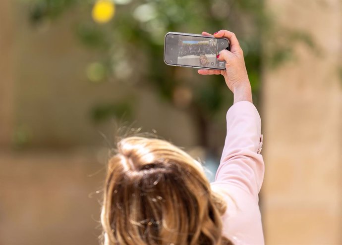 Archivo - 13 June 2024, Italy, Puglia: Italian Prime Minister Giorgia Meloni takes a selfie with the photographers 