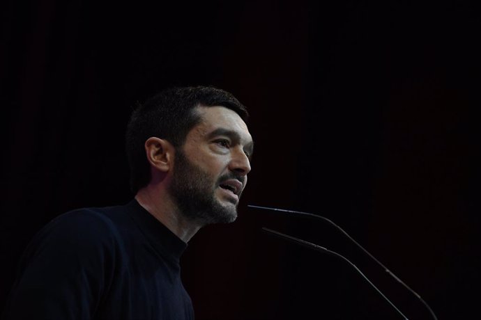 Archivo - El ministro de Derechos Sociales, Consumo y Agenda 2030, Pablo Bustinduy, interviene durante un acto de Sumar, en el Teatro Goya, a 14 de enero de 2024, en Madrid (España). Durante el encuentro ‘Vamos a más’, Sumar ha fijado sus retos para este 