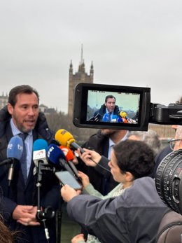 El ministro de Transportes, Óscar Puente, atiende a los medios en Londres