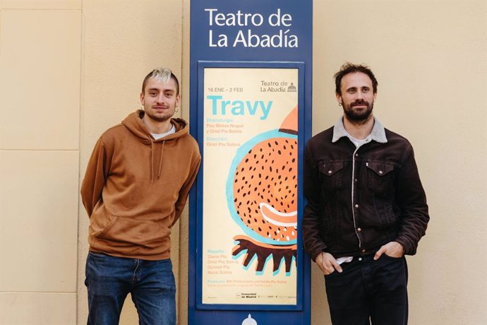 Pau Matas Nogué (izquierda), coautor del texto de 'Travy' junto con el actor Oriol Pla (derecha).