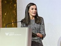 La Reina Letizia combate el frío rescatando de su armario un vestido tweed de largo midi