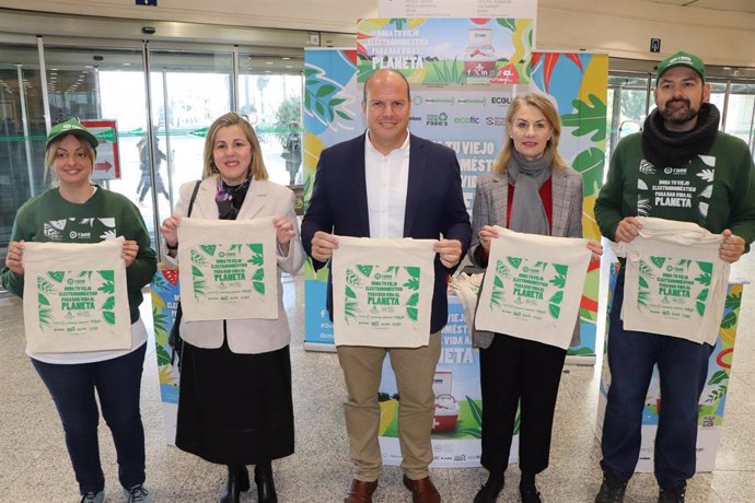 El delegado territorial de Sostenibilidad y Medio Ambiente de la Junta en Cádiz, Óscar Curtido, y la concejala delegada de Participación Ciudadana del Ayuntamiento gaditano, Loli Pavón, en la presentación de la campaña 'Dona Vida al Planeta'