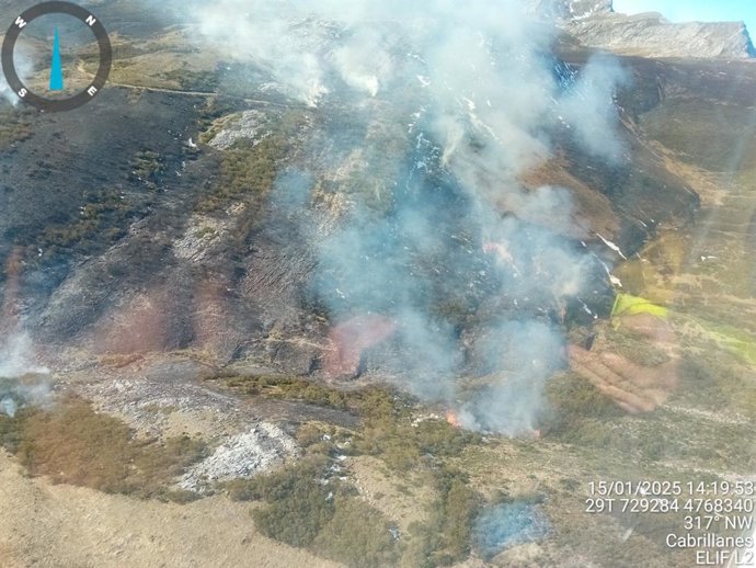 Imagen aérea del incendio declarado en La Cueta (León)