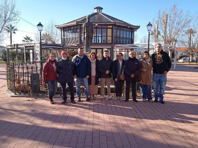 Cabrera (3º izda.), Ruiz (4ª izda.) y Cobo (centro), junto a otros responsables de IU en Peñarroya.