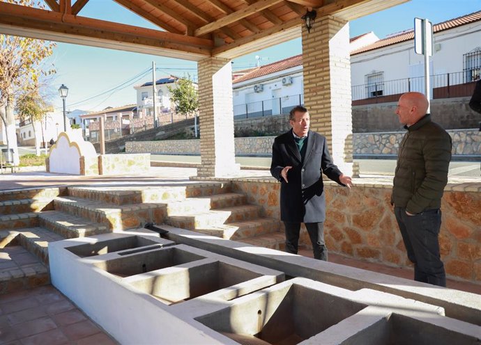 El presidente de la Diputación de Sevilla, Javier Fernández (i), junto al alcalde de El Garrobo, Jorge Jesús Bayot (d), durante su visita a la localidad.