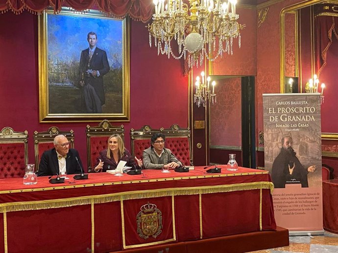 La alcaldesa de Granada, Marifrán Carazo, ha presidido el acto de presentación del nuevo libro de Carlos Ballesta