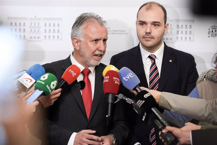 El ministro de Política Territorial y Memoria Democrática, Ángel Víctor Torres (i), y el conseller de Presidencia de la Generalitat de Catalunya, Albert Dalmau (d)